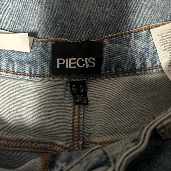 Pieces light blue slightly distressed high waisted mom jeans size XL - Picture 2 of 3